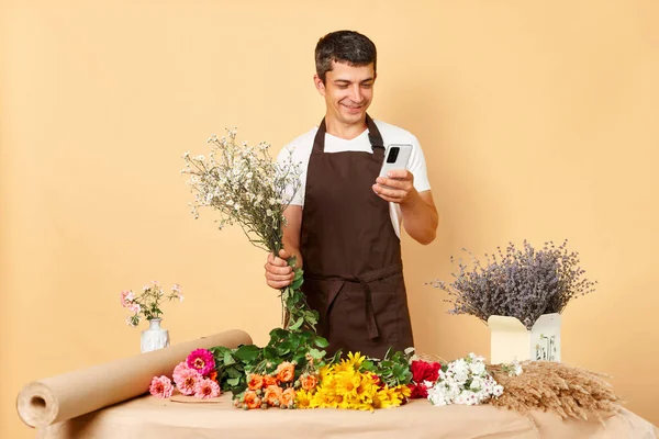 Jovem Caucasiano Proprietário Centro Flores Digitando Telefone Gerente Empregado Avental — Fotografia de Stock