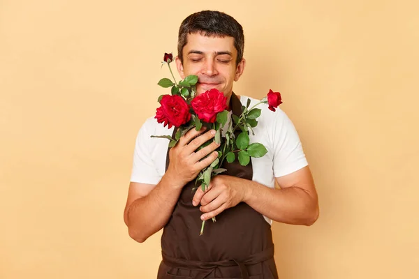 Alegre Alegre Florista Masculino Vestindo Avental Marrom Isolado Sobre Fundo — Fotografia de Stock