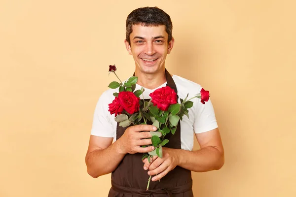 Sorrindo Florista Masculino Feliz Vestindo Avental Marrom Isolado Sobre Fundo — Fotografia de Stock