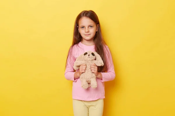 Potret Gadis Kecil Kaukasia Menggemaskan Memegang Mainan Berbulu Tangan Berdiri — Stok Foto