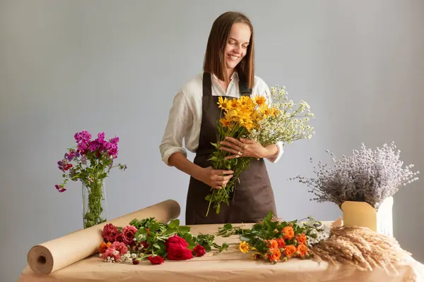 Artesanato Floral Qualificado Composições Flores Delicadas Mulher Trabalhadora Florista Criando — Fotografia de Stock