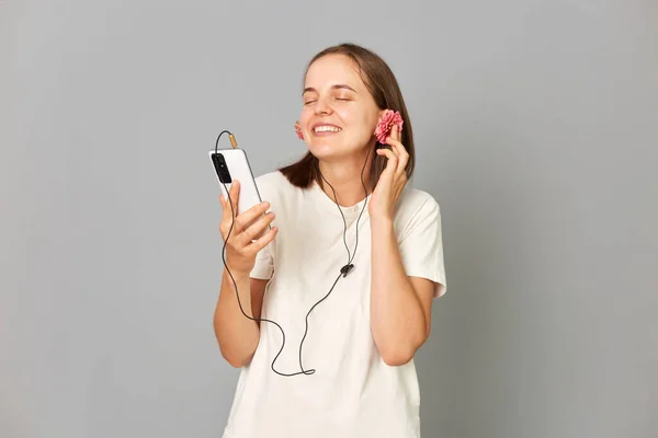 Lächelnde Attraktive Brünette Frau Weißen Shirt Mit Geblümten Kopfhörern Und — Stockfoto