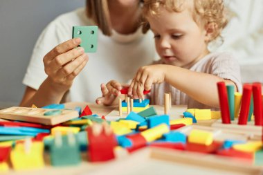 Yaratıcı oyun sayesinde gelişiyor. Ebeveynlik ve yetiştirme hayal gücü. Oyuncu bir anaokulu öğrencisinin öğrenme yolculuğu. Tanımlanamayan anne, evde oyun oynayan küçük kızıyla oynuyor.