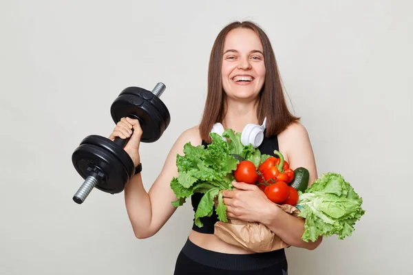 Niezwykle Szczęśliwa Kobieta Odzieży Sportowej Niosąca Warzywa Barbelę Odizolowaną Szarego — Zdjęcie stockowe