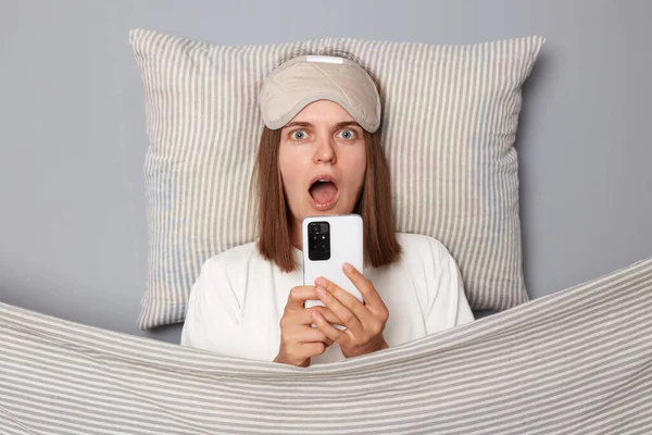 Schockierte Frau Weißem Shirt Und Schlafender Augenmaske Liegt Bett Auf — Stockfoto