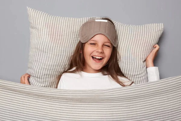 Happy Wesoły Cute Girl Noszenie Maski Snu Oko Spoczywa Poduszce — Zdjęcie stockowe