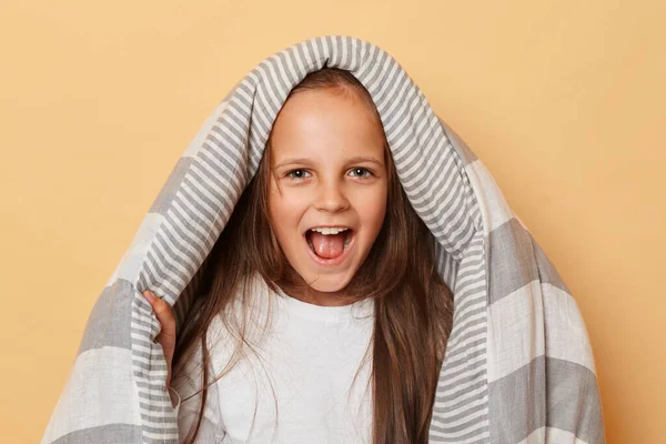 Волнующая Позитивная Маленькая Девочка Одеялом Стоящая Изолированно Бежевом Фоне Крича — стоковое фото
