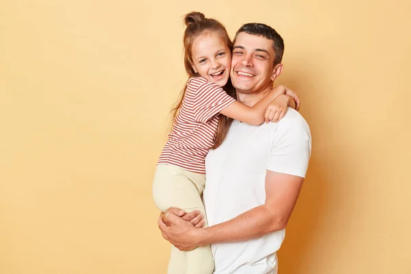 Smiling Brunette Man Holding His Little Daughter Child Hugging His — Stok Foto