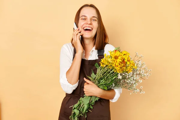 Laughing Young Caucasian Woman Florist Wearing Brown Apron Holding Flowers — Stock Photo, Image