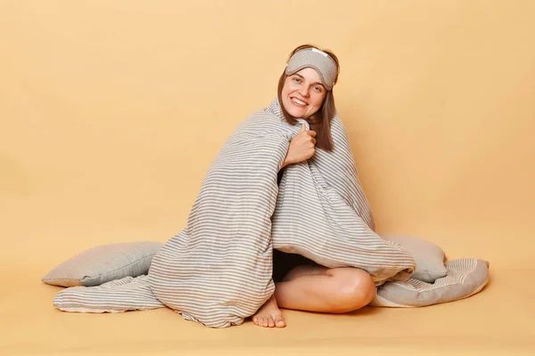 Linda Mujer Satisfecha Alegre Usando Pijama Venda Ojos Sentado Suelo — Foto de Stock
