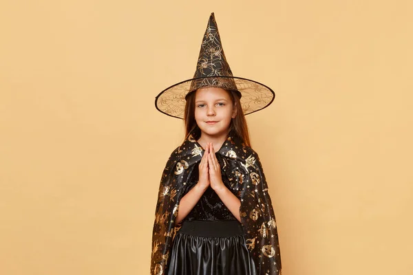 Милая Улыбающаяся Маленькая Девочка Костюме Ведьмы Шляпе Карнавального Конуса Изолированная — стоковое фото