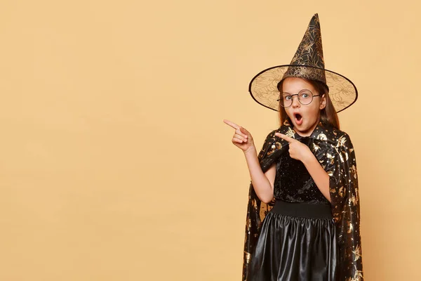 Şok Olmuş Küçük Bir Kız Cadı Kostümlü Karnaval Şapkası Gözlük — Stok fotoğraf