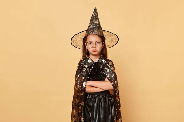 Печально Расстроена Маленькая Девочка Костюме Ведьмы Карнавал Шляпа Конус Очки — стоковое фото