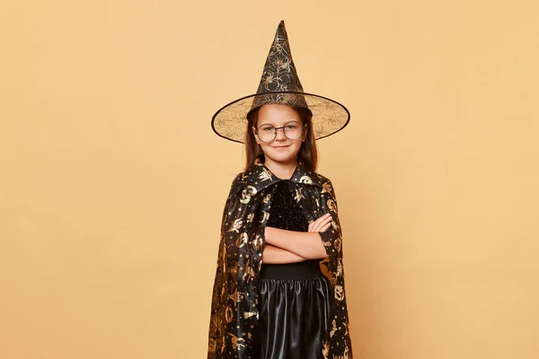 Mutlu Küçük Kız Cadı Kostümlü Karnaval Şapkası Gözlük Takıyor Bej — Stok fotoğraf