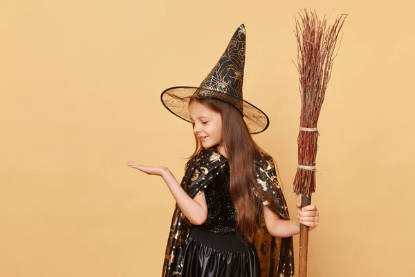 Очаровательная Улыбающаяся Маленькая Девочка Длинными Волосами Черном Костюме Ведьмы Конусе — стоковое фото