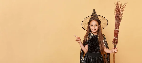 Праздник Хэллоуина Возбужденная Маленькая Девочка Длинными Волосами Черном Костюме Ведьмы — стоковое фото