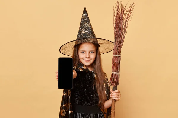 Восхитительная Очаровательная Маленькая Девочка Длинными Волосами Черном Костюме Ведьмы Конусе — стоковое фото