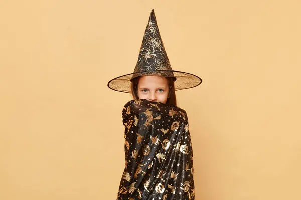 Cadı Kostümü Giymiş Güzel Küçük Bir Kız Bej Arka Planda — Stok fotoğraf