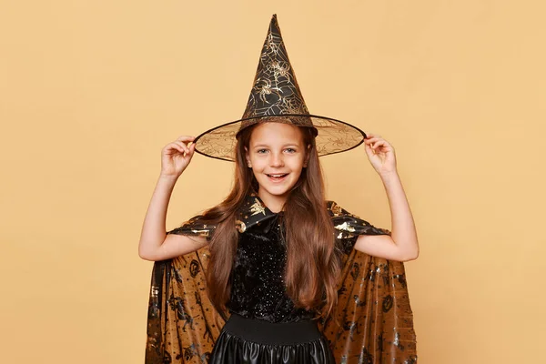 Cadı Kostümü Karnaval Şapkası Takan Küçük Güzel Bir Kız Cadılar — Stok fotoğraf
