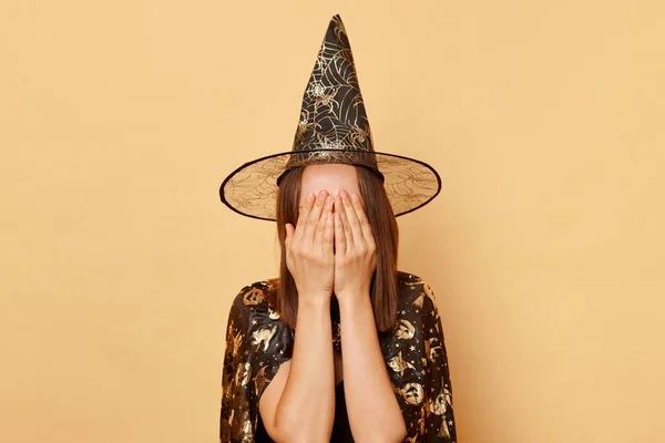 Jeune Femme Effrayée Portant Costume Sorcière Chapeau Carnaval Célébrant Halloween — Photo
