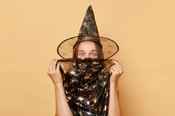 Verrast Jonge Vrouw Draagt Heks Kostuum Carnaval Kegel Hoed Vieren — Stockfoto