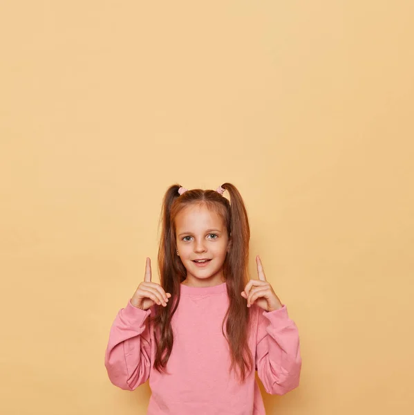 Tersenyum Gadis Kecil Lucu Dengan Ekor Kuda Mengenakan Kaus Merah — Stok Foto