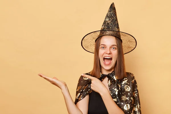 Överlycklig Förvånad Ung Flicka Bär Svart Halloween Plagg Och Kon — Stockfoto