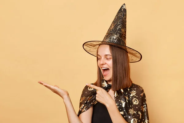 Incrível Menina Alegre Vestindo Vestido Preto Halloween Cone Posando Isolado — Fotografia de Stock