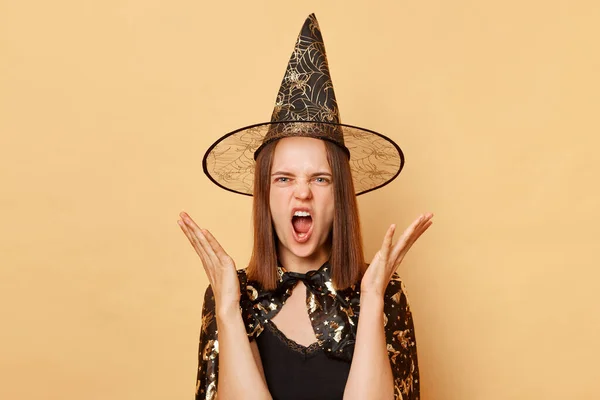 Dühös Agresszív Fiatal Lány Visel Fekete Halloween Ruha Kúp Pózol — Stock Fotó
