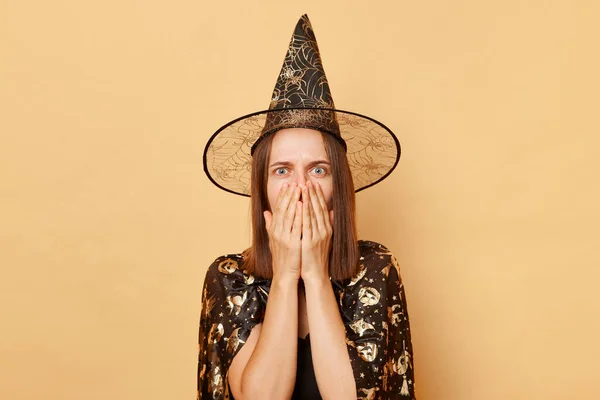 Chocado Assustado Jovem Menina Vestindo Preto Halloween Vestuário Cone Posando — Fotografia de Stock