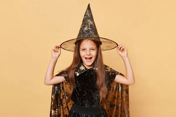 Emocionado Sorprendido Niño Feliz Mujer Disfraz Halloween Sombrero Bruja Aislado —  Fotos de Stock