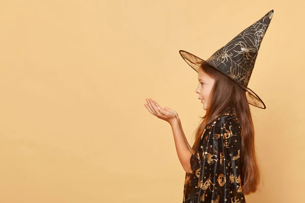 Портрет Девочки Костюме Хэллоуин Шляпе Ведьмы Бежевом Фоне Представляющий Пространство — стоковое фото