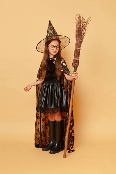 Bruxa Halloween Retrato Comprimento Total Menina Focada Roupas Manto Preto — Fotografia de Stock