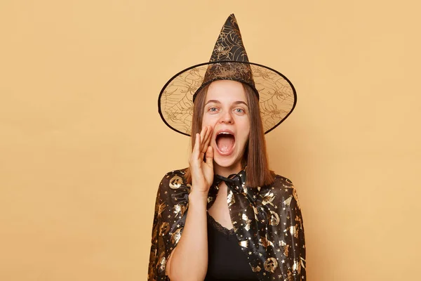 Mujer Sorprendida Bruja Usando Capa Vestido Aislado Sobre Fondo Beige —  Fotos de Stock