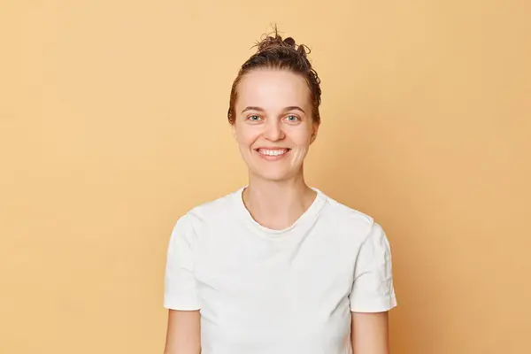 Mujer Optimista Alegre Con Camiseta Blanca Lava Cabello Pie Con — Foto de Stock