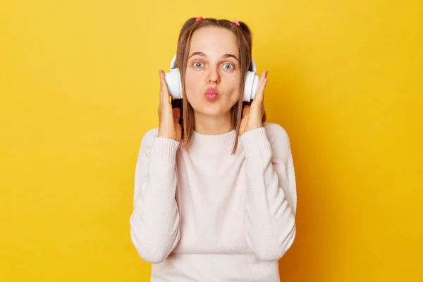 Teen Girl Meloman Trägt Pullover Und Kopfhörer Posiert Isoliert Über — Stockfoto