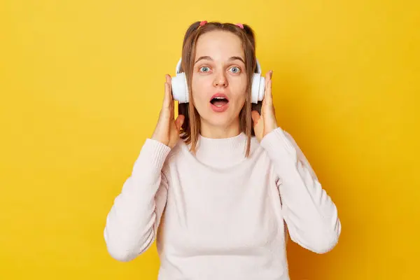 Verblüfftes Teenie Mädchen Mit Pullover Und Kopfhörer Posiert Isoliert Vor — Stockfoto