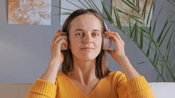 Kaukasische Frau Hört Musik Während Sie Hause Sitzt Attraktive Schöne — Stockfoto