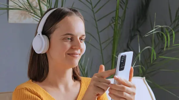 Sorriso Bonito Usando Smartphone Ouvindo Música Escolhendo Próxima Faixa Desfrutando — Fotografia de Stock