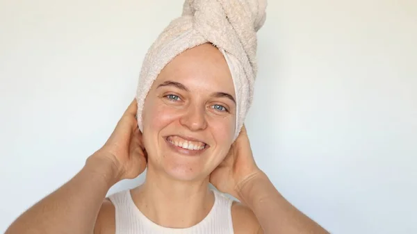 Uśmiechnięta Młoda Pogodna Kobieta Ręcznikiem Kąpielowym Głowie Odizolowana Białego Tła — Zdjęcie stockowe