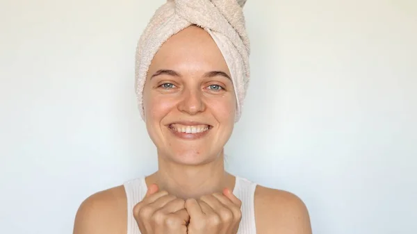 Atrakcyjny Uśmiech Piękna Młoda Kobieta Ręcznikiem Kąpielowym Głowie Odizolowany Białym — Zdjęcie stockowe
