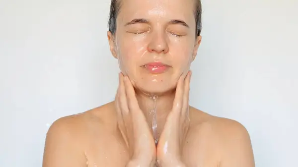 Mulher Bonita Lavando Seu Rosto Fresco Bonito Rotina Limpeza Facial — Fotografia de Stock