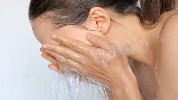 Odświeżająca Rutyna Piękności Higiena Świeżość Rozprysk Wody Twarzy Wellness Piękno — Zdjęcie stockowe