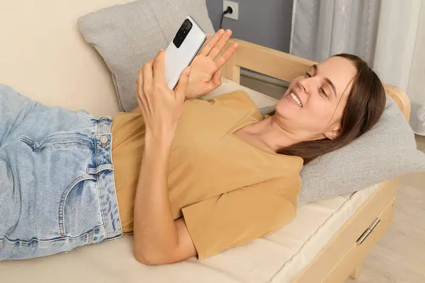 Device Addiction Web Browsing Cellphone Usage Resting Technology Relaxed Smiling — Stock Photo, Image