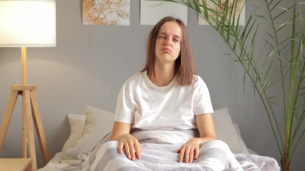 Slaap Lekker Morgen Bruinharig Meisje Draagt Wit Shirt Zittend Bed — Stockvideo