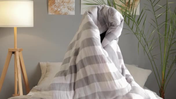 ストライプの毛布に包まれたスリープレスの女性は 睡眠疲れた退屈な顔を覚醒した後 エネルギーの不幸な外観を持って朝に否定的な感情を表現 — ストック動画