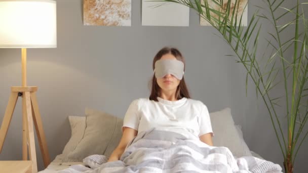 Lelah Mengantuk Wanita Muda Duduk Tempat Tidur Melepas Penutup Mata — Stok Video