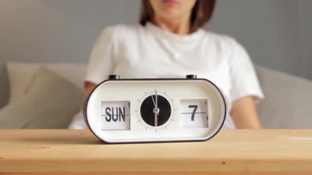 Mulher Irritada Acordando Muito Cedo Alarme Tocando Quarto Puxando Relógio — Vídeo de Stock