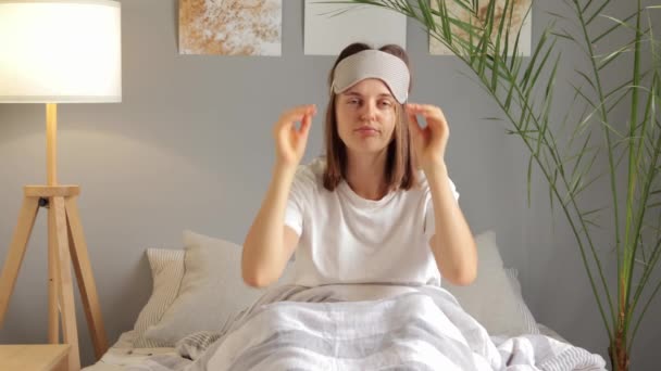 Wanita Lelah Mengenakan Penutup Mata Dan Berbohong Untuk Tidur Membutuhkan — Stok Video
