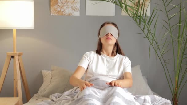 Mulher Triste Com Olhar Cansado Sonolento Acordar Início Manhã Decolando — Vídeo de Stock